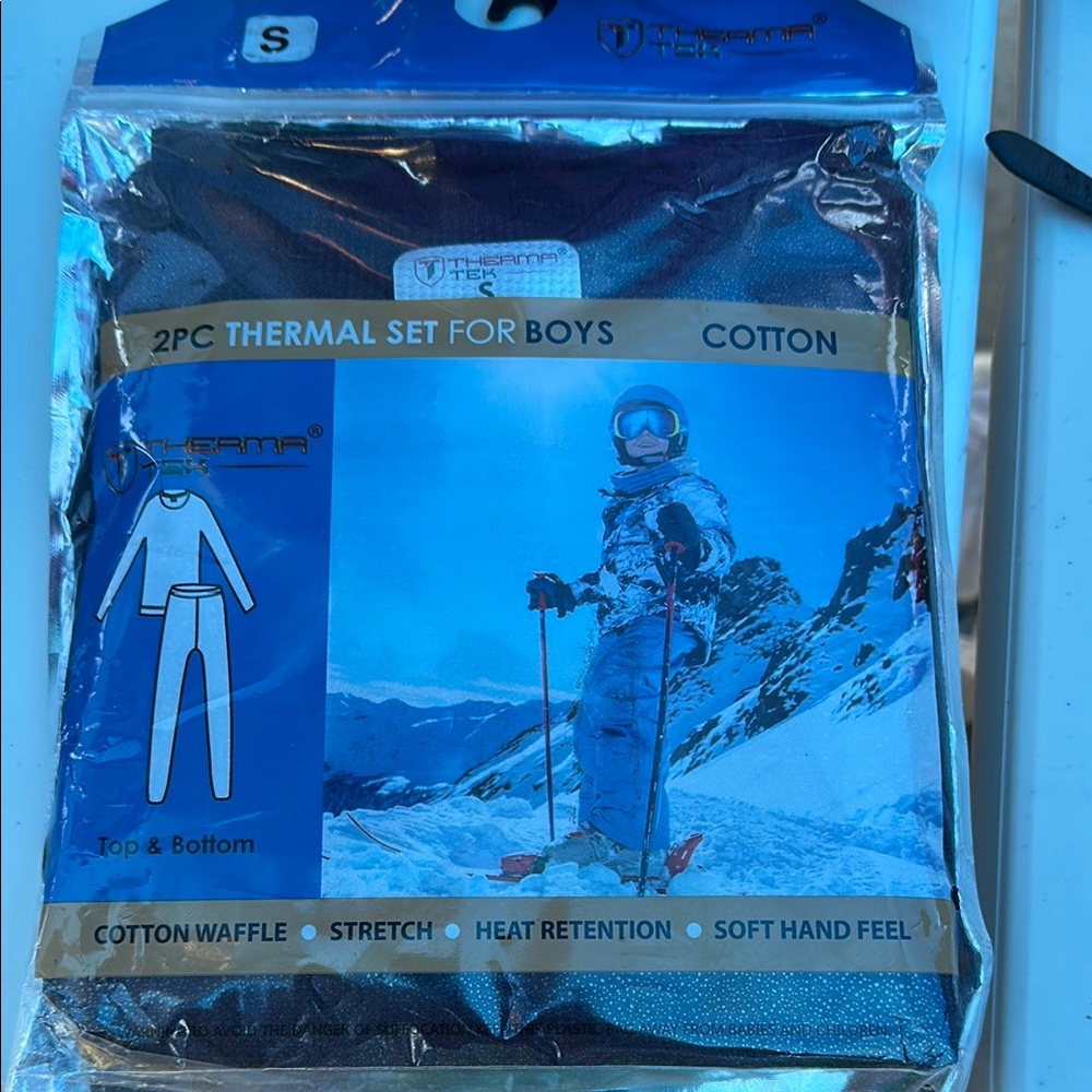 2 Sets of boys, thermal top and bottom